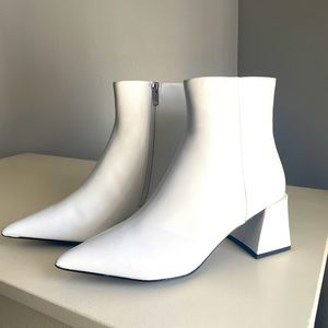 NWOT STEVE MADDEN WHITE BLOCK HEEL BOOTIE